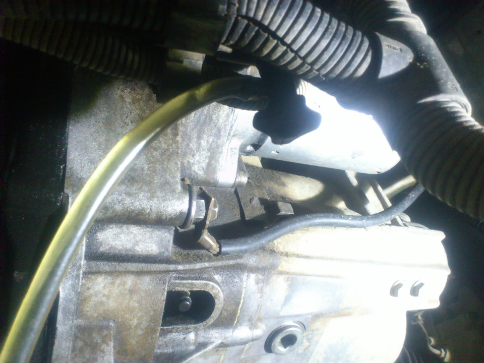 Прозрачный силиконовый шланг одеваем на … и можно вылазить с ямы — Volkswagen Transporter T4