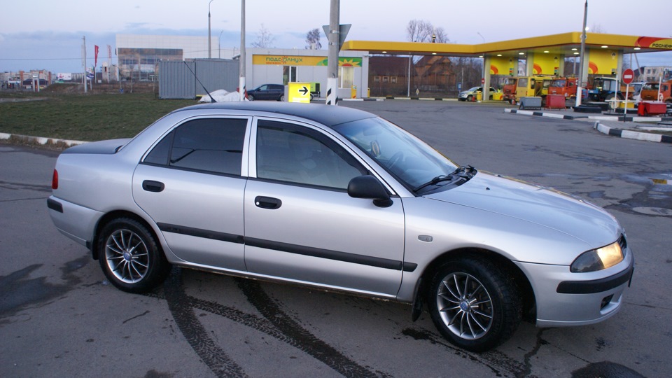 Митсубиси Каризма 2001. Mitsubishi Carisma 2001 года. Митсубиси Каризма занижение. Mitsubishi Carisma sedan (da_) 1.6 (103hp) (4g92) МКПП.