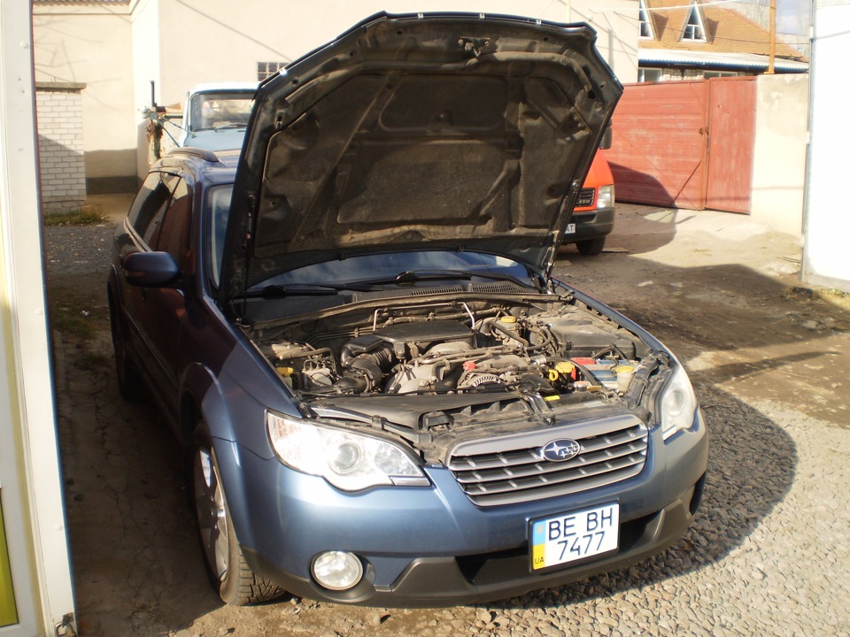 Капот субару аутбек. Упор капота Subaru Outback bp9. Subaru Outback газа упоры капота. Субару Аутбек 2004 газовые амортизаторы капота. Газовые упоры капота Субару Аутбек 2007.