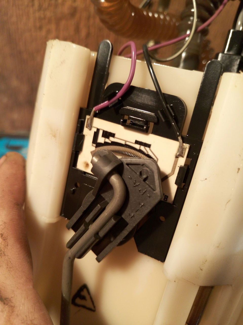 Замена сетки бензонасоса — Lada 2114, 1,6 л, 2008 года | своими руками ...