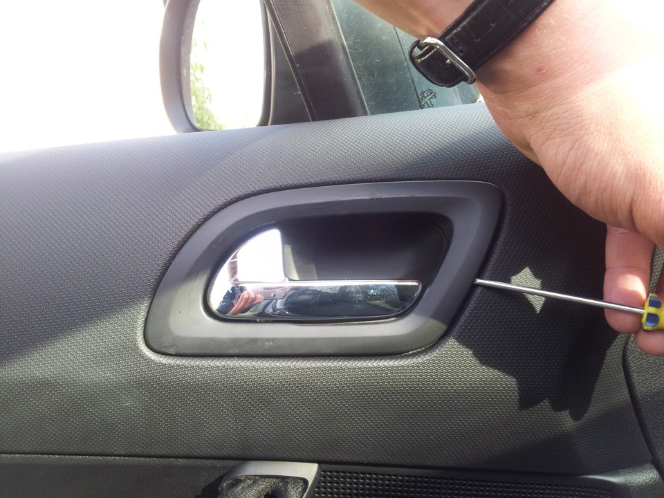 Пежо 407 снятие обшивки двери. Peugeot 408 кнопка блокировки дверей. Шумоизоляция дверей Пежо 408. Накладка дверей Пежо партнер.