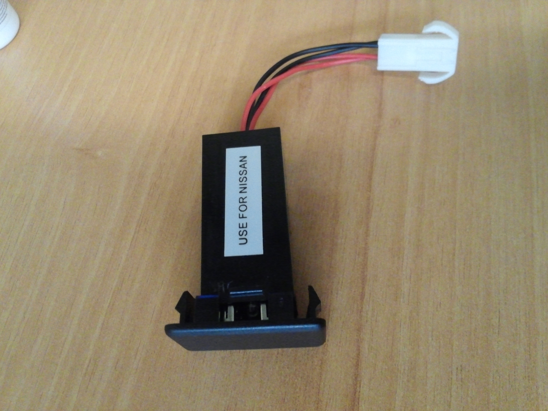 Usb в штатное место. USB зарядка Nissan primera p12. Зарядное USB В штатное место Nissan. Зарядное Type c в штатное место Nissan. Сигнал RGB на монитор primera p12.