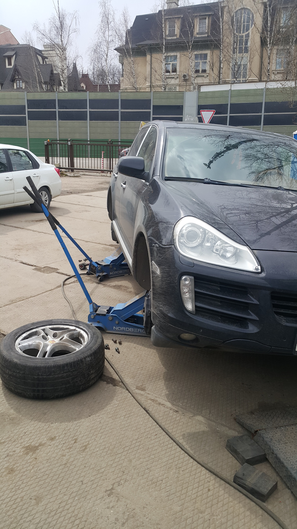 Сколько нужно времени и дураков, чтобы переобуть машину? — Porsche Cayenne  (1G) 955/957, 3,6 л, 2008 года | визит на сервис | DRIVE2