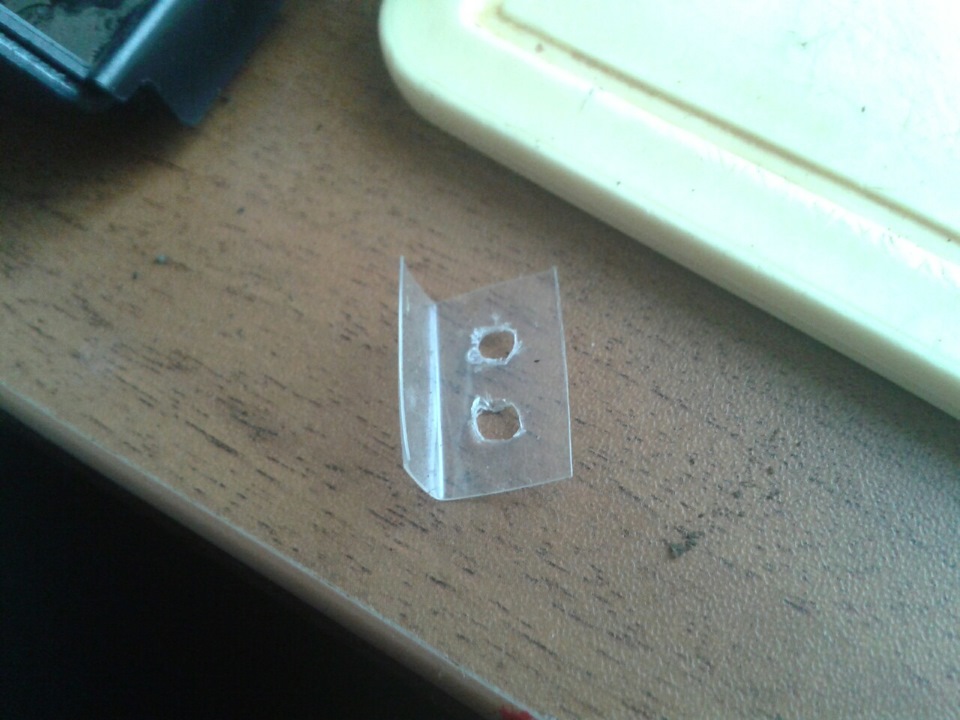 Подгоняем пластик под переключатель. Где кнопка нужно еще подрезать. — Volkswagen Touareg (1G)