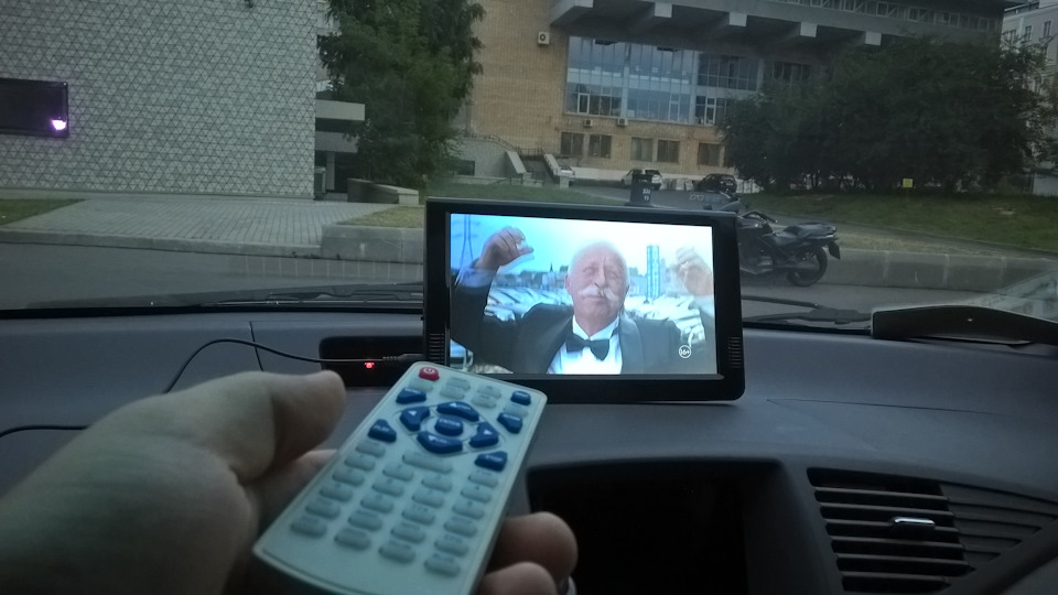 Телевизор в машину и на дачу — Toyota Prius (11), 1,5 л, 2002 года ...