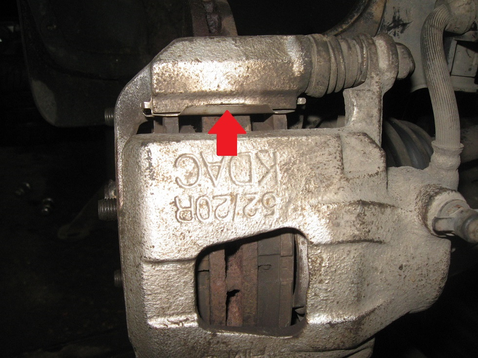 Суппорт тормозной передний рено логан 1. Болтается суппорт. Скобы тормозных колодок фольксваген поло седан 2013. Болтается суппорт. Болтается суппорт.