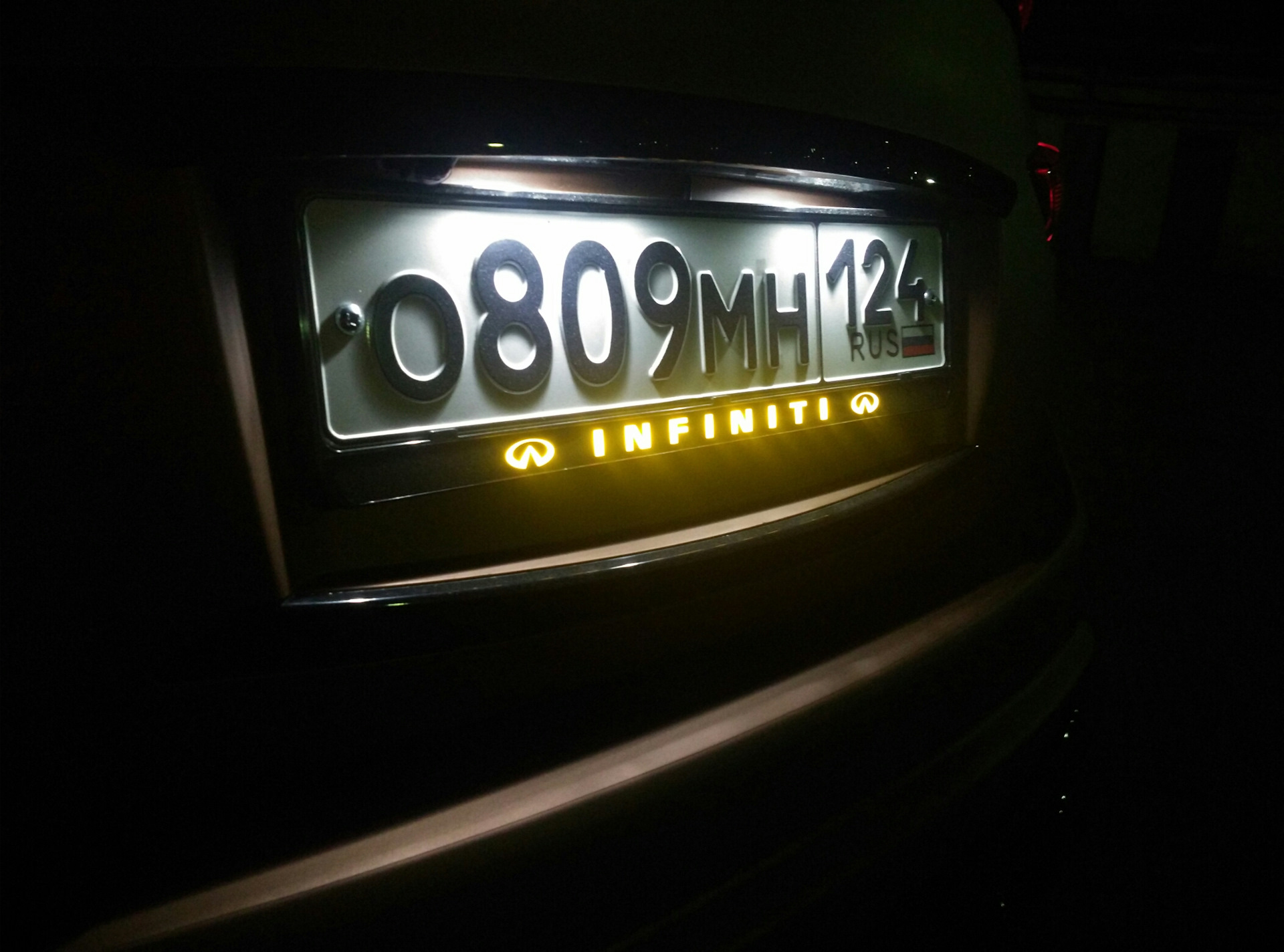 Рамка для автомобиля с подсветкой. Led рамка номера Infiniti fx37. Номерная рамка Инфинити qx4. Рамка номерного знака с подсветкой ВАЗ 2123. Рамка под номерной знак на Инфинити g25.