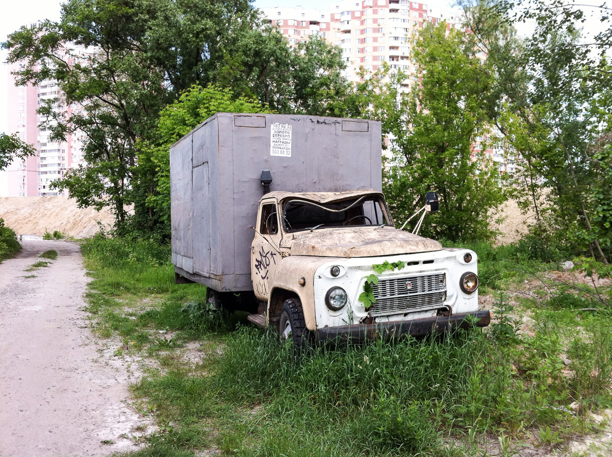 фура во дворе жилого дома. коммерческие автомобили во дворах. грузовик во дворе. парковка грузовик. газель во дворе жилого дома.