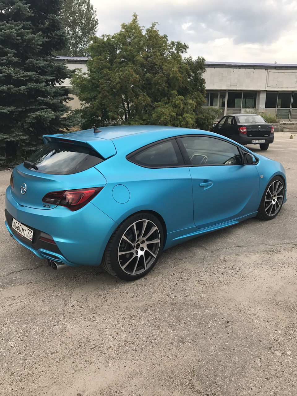 Opel Astra j GTC голубая