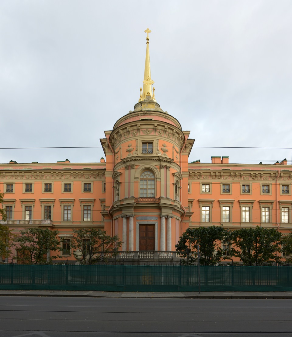 Михайловский замок часы. Михайловский инженерный замок Северный фасад. Западный фасад Михайловского замка. Михайловский замок Восточный фасад.