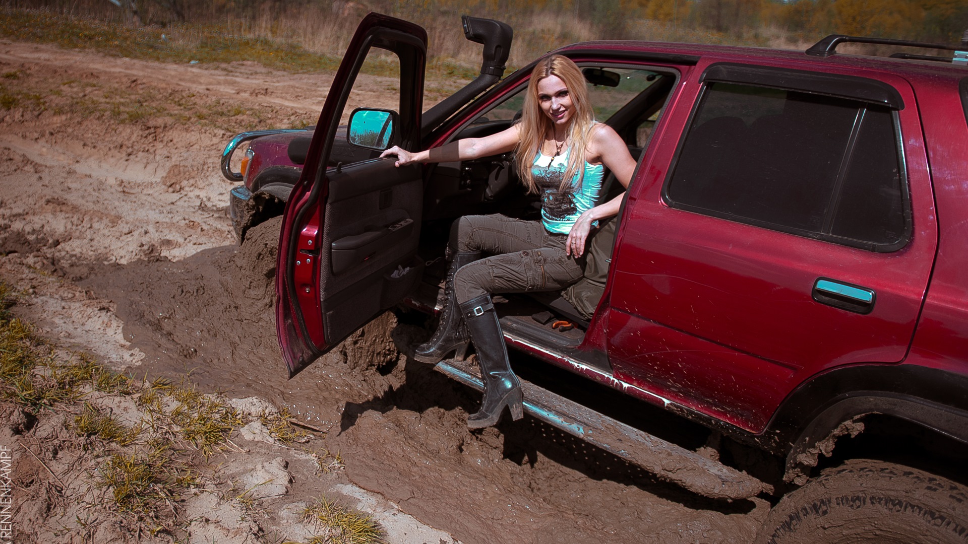 Slideshow dirty jeep girl.