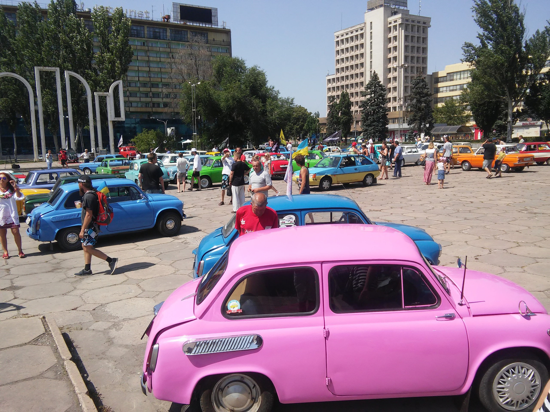 Запорожское авто. ЗАЗ Запорожье. Завод ЗАЗ В Запорожье. Запорожье для запорожцев. Запорожская машина.