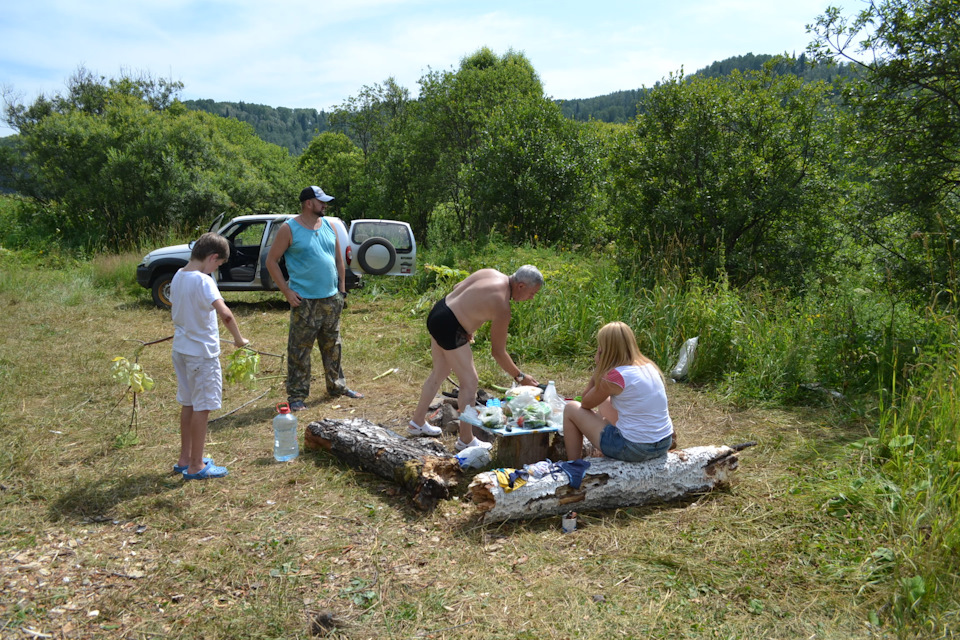 После купания устроили небольшой перекус — Mitsubishi Pajero Sport (2G)