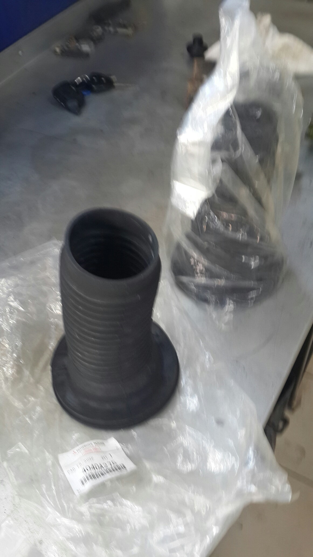 3817a150. Mitsubishi outlander 2004 внутренний левый шрус. Пыльник передний митсубиси аутлендер. Пыльник передней стойки мицубиси аутлендер. Отбойник переднего амортизатора аутлендер xl.