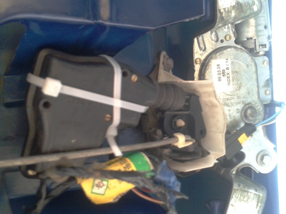 сломался привод замка багажника — Renault Megane I, 1,6 л, 1999 года ...