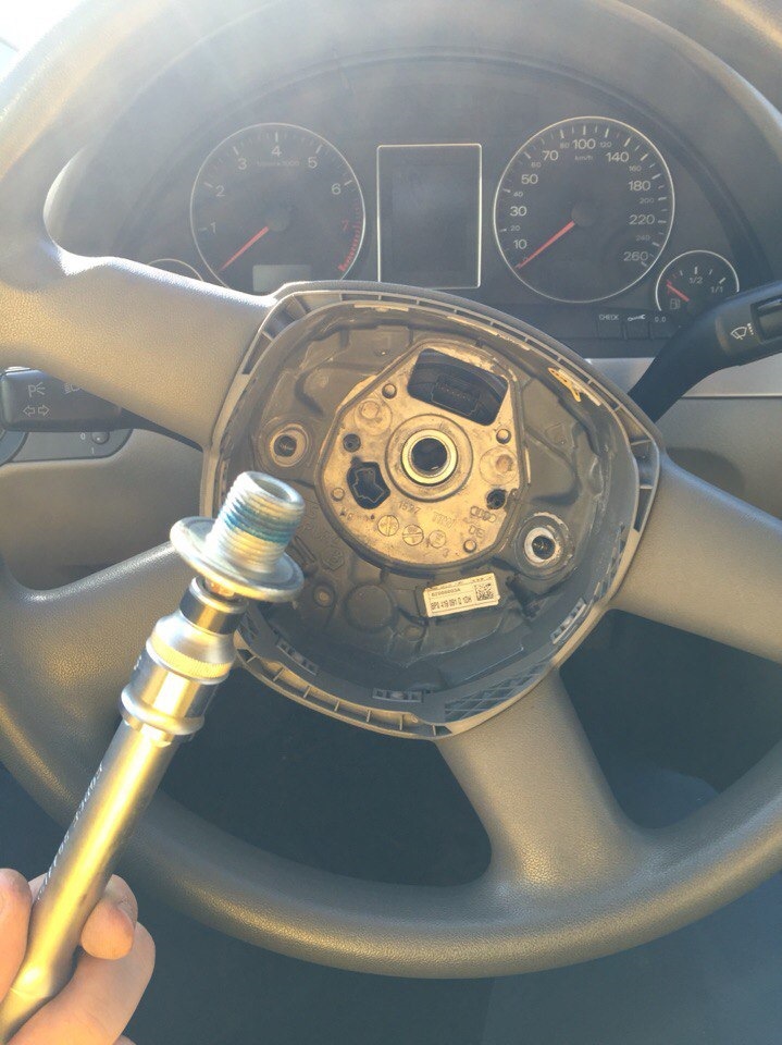 Откручиваем Torx 55, ставим метки и снимаем руль — Audi A4 Avant (B7)
