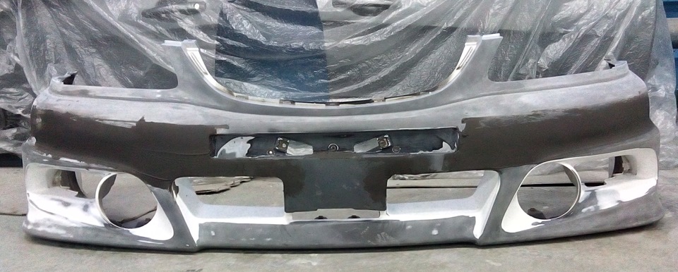 Передний бампер лансер 10. Бампер ваз 2114 спорт люкс. Передний бампер suzuki vitara детали. Бампер лансер 10 дорестайл. Бампер отличия.