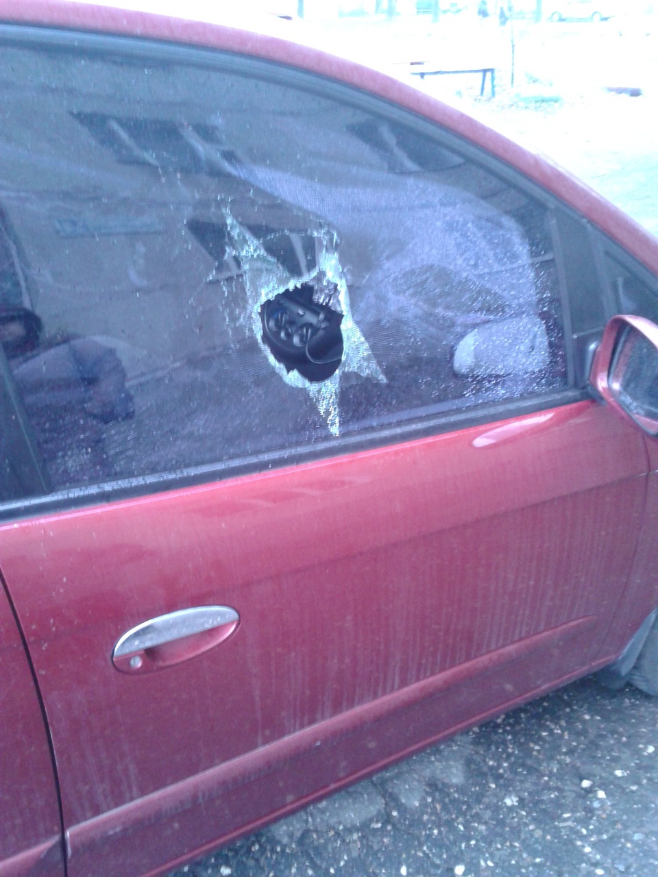 Разбиты окна машин. Разбитое боковое стекло. Разбитое боковое стекло машины. Разбитое окно машины. Разбить окно автомобиля.