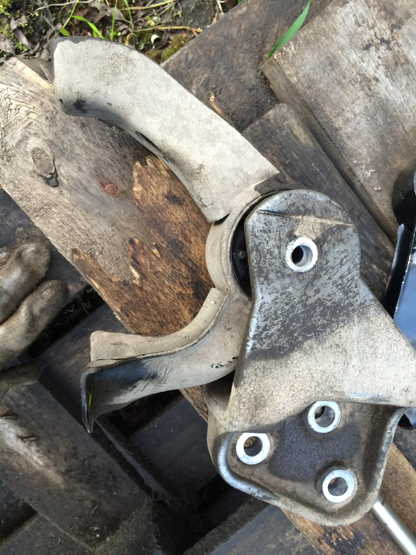 Додж караван 2. Almera (n15) задняя опора. Заднее крепление двигателя. Заднее крепление двигателя. Кронштейн опоры двигателя 2170.