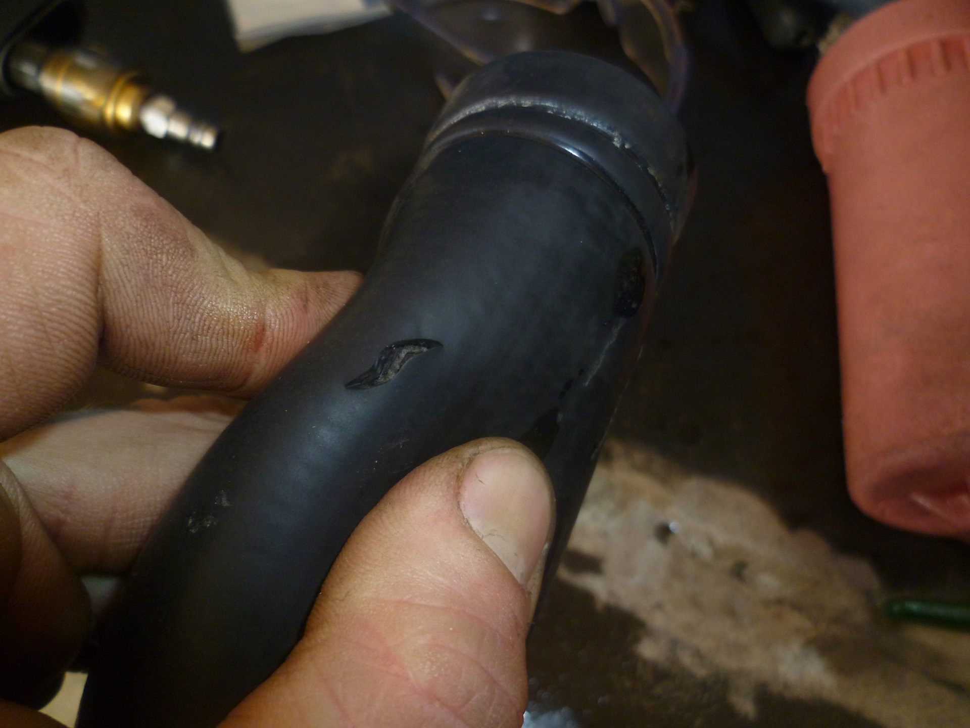 Нижний патрубок ваз 2114. Патрубок лопнул солярис. Лопнул патрубок 406. Верхний патрубок радиатора катка здм 10. Почему лопнул патрубок.