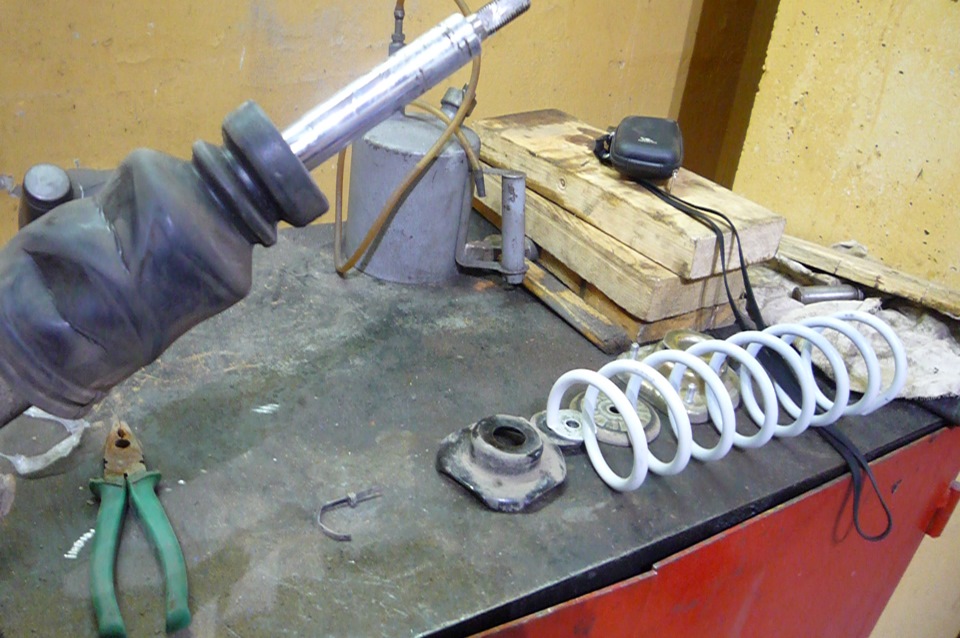 стойки амортизатора. ремонт передних стоек. разбор стойки kyb. восстановление стоек амортизаторов своими руками форд фокус 2. ремкомплект разборных стоек ваз.