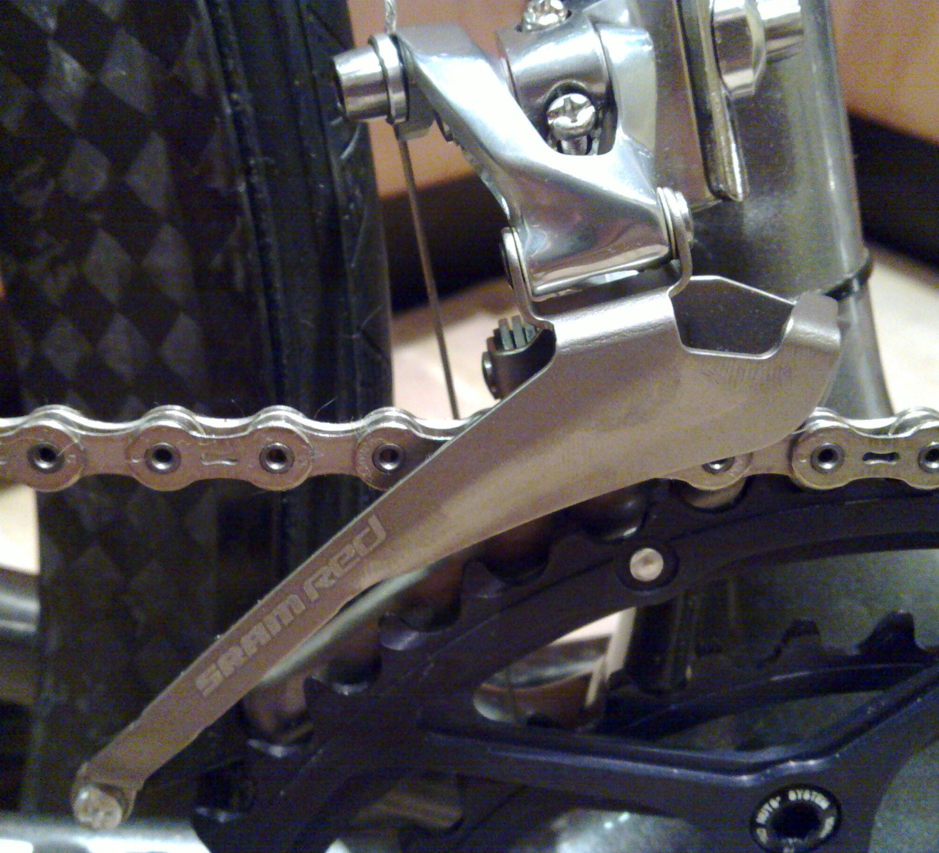 Sram force передний переключатель. Передний переключатель shimano tx51 трос. Скоростные велосипеды цепь перескакивает на большую переднюю звезду. Цепь трется об передний переключатель. Настройка переднего переключателя sora.