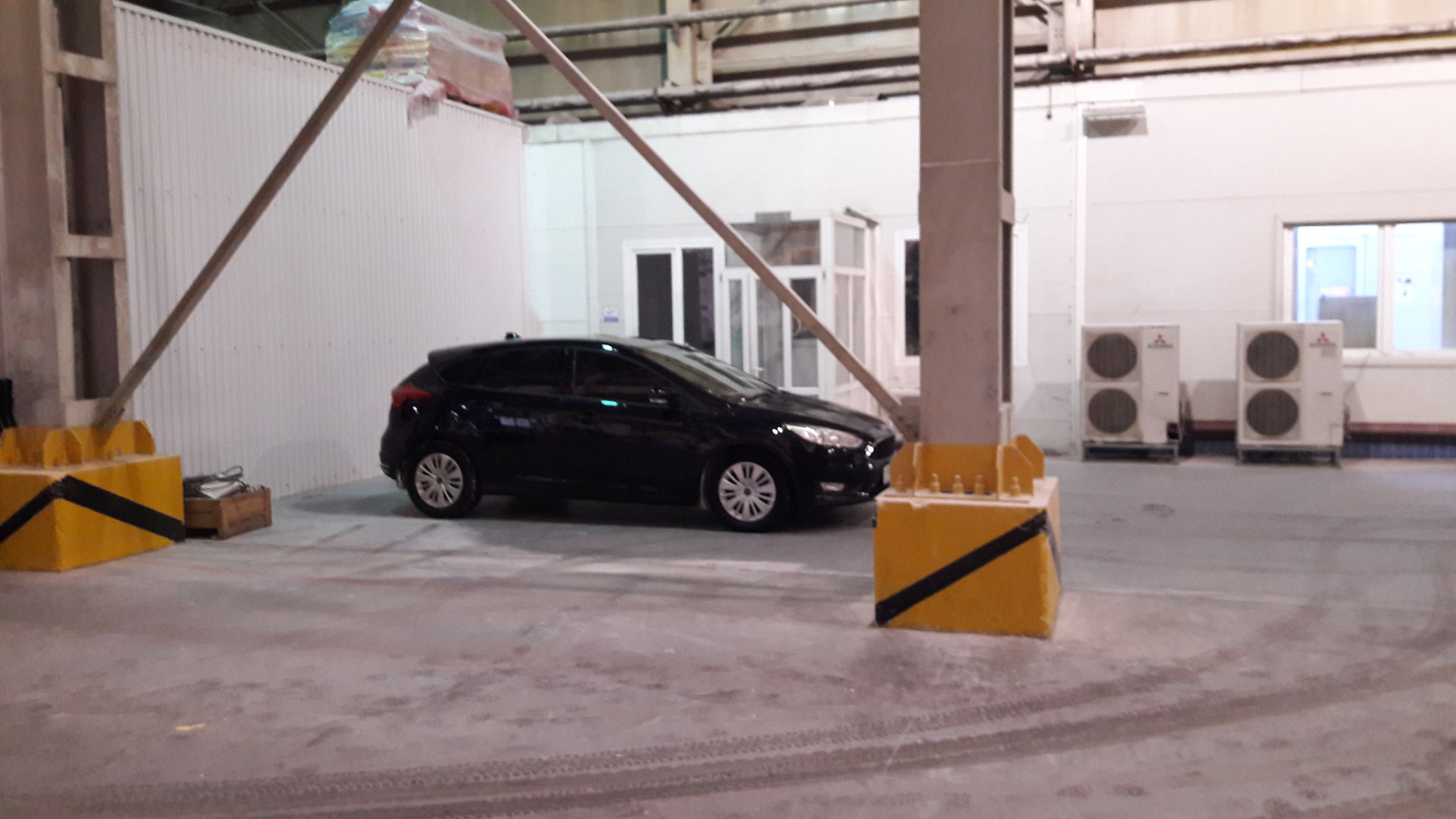 Замерзла крышка бензобака и так … — Ford Focus III Hatchback, 1,6 л ...