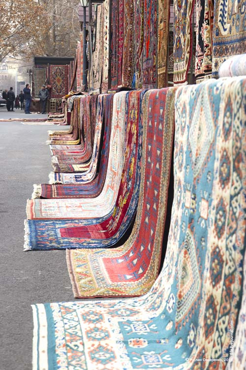 Одежда в ереване. Ереван рынок Вернисаж ковры. Блошиный рынок Вернисаж в Ереване. Рынок ковров в Ереване. Вернисаж в Армении рынок.
