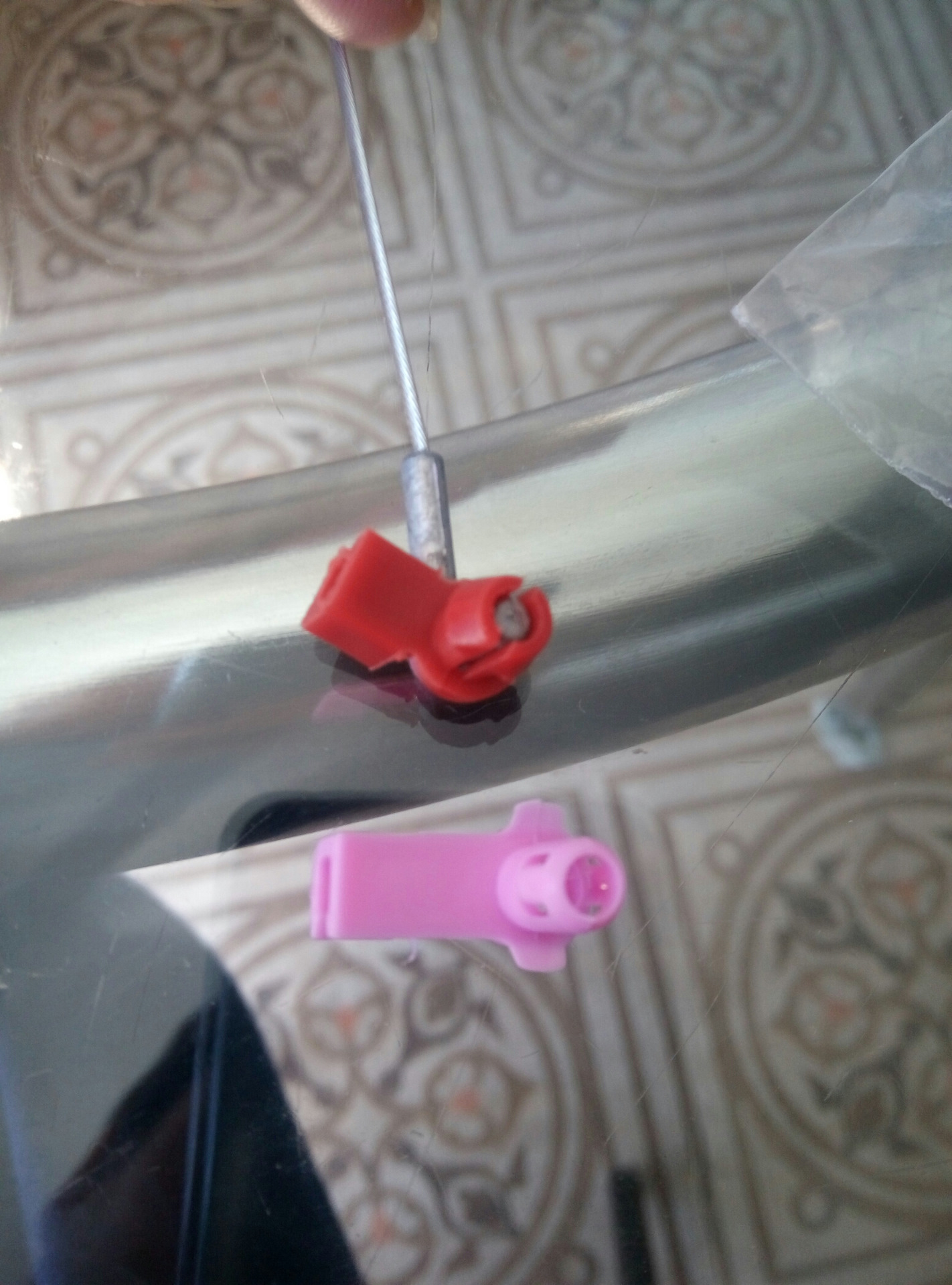 пистон замка двери hyundai/kia 14929-42025. фиксатор тросика двери. фиксатор тяги двери renault logan 2014. фиксатор тяги замка багажника audi 80 артикул. фиксатор тросика двери.