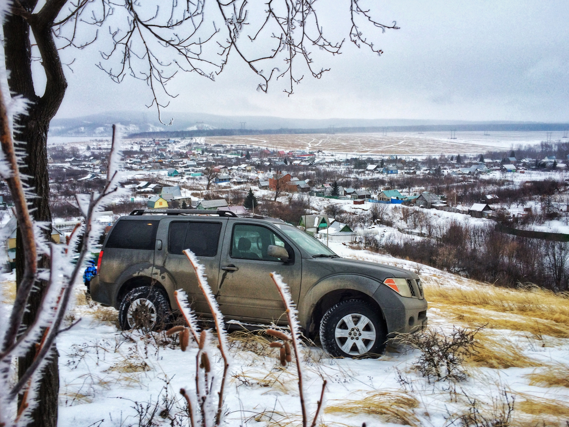 Ниссан патфайндер компрессия. Nissan Pathfinder Winter. Nissan Pathfinder на бездорожье. Внедорожный красный Ниссан Патфайндер зимой. Ниссан Патфайндер 2000 на бездорожье.