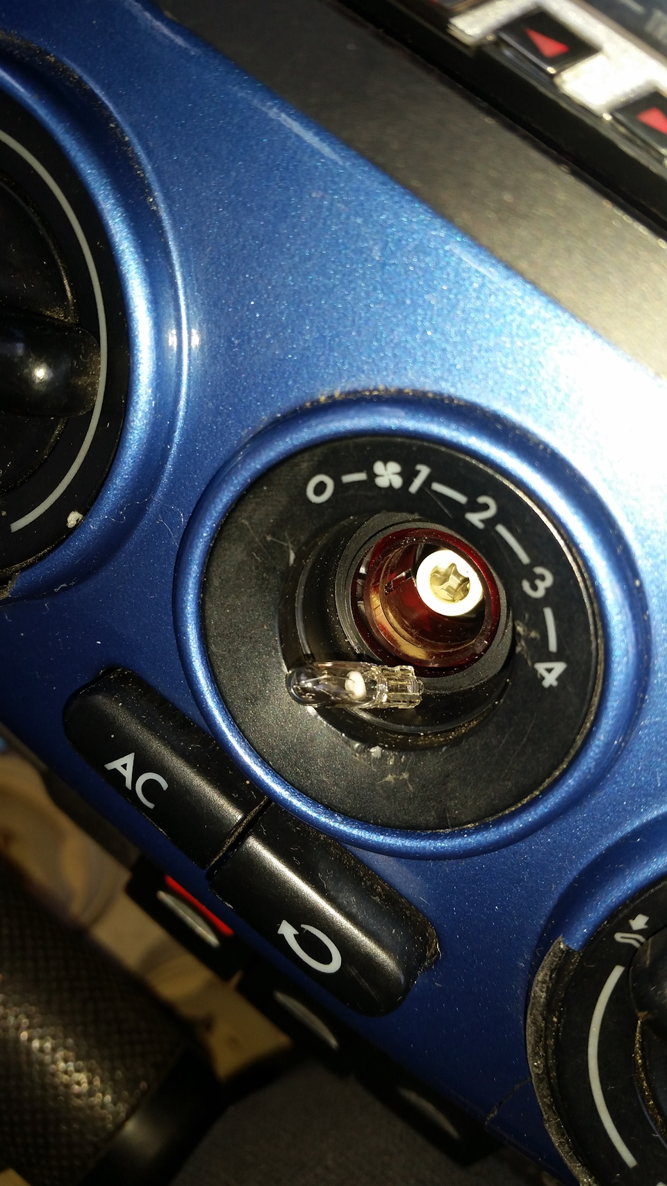 Замена лампочки подсветки переключателя печки — Volkswagen New Beetle ...