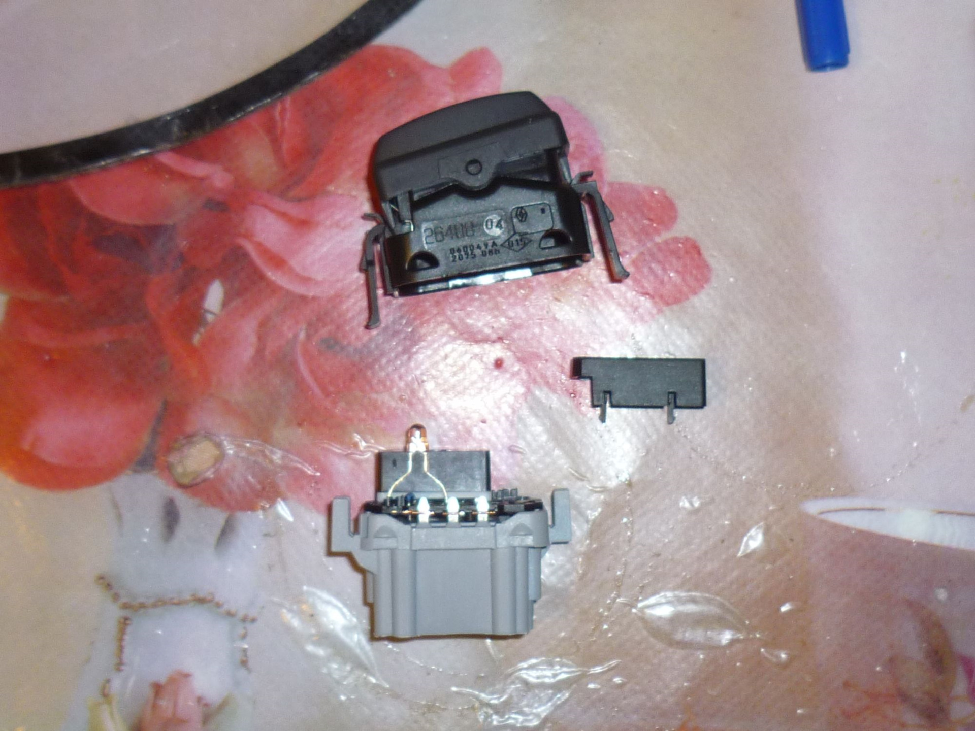 Подсветка кнопок подогрева сидений. — Renault Duster (1G), 2 л, 2012 ...