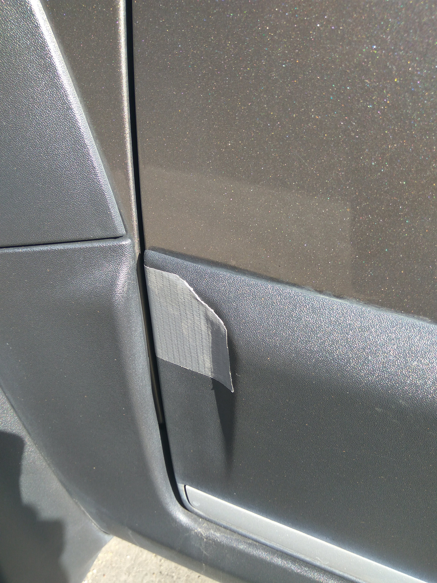 Накладка на водительскую дверь. Дверь Volvo xc70. Накладка на дверь Вольво. Пластмассовая накладка водительской двери Вольво v70. Volvo xc70 накладки дверные снимаются.