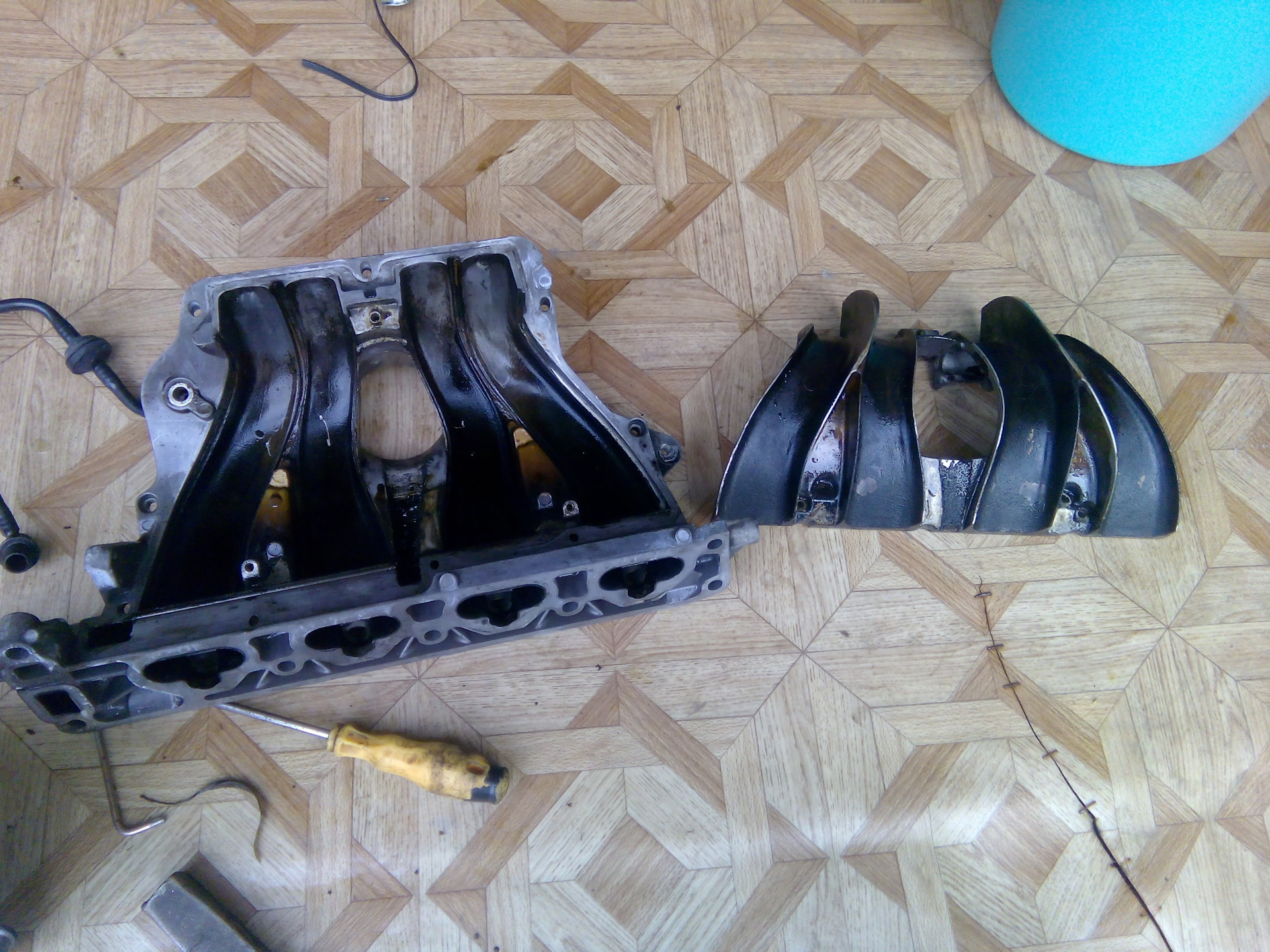 Как разобрать впускной коллектор. Впускной коллектор nissan qashqai. Впускной коллектор мазда 3 1. Как разобрать впускной коллектор. 4.