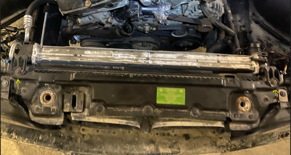 Желтыми стрелками показаны болтики, которые нужно открутить. — BMW 5 series (E39)