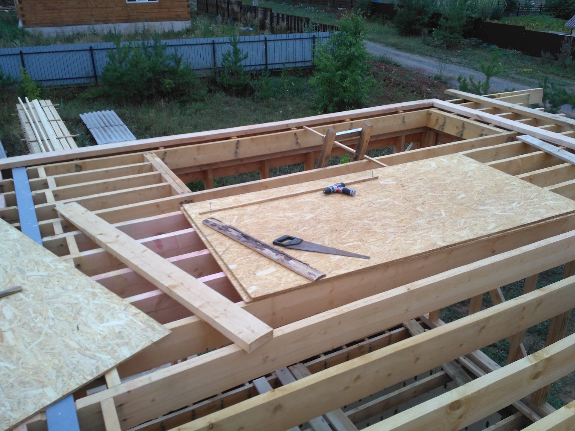 Перекрыли первый этаж. Каркасный межэтажное перекрытие. Перекрыли первый этаж. Перекрыли первый этаж. Монолитные железобетонные перекрытия.