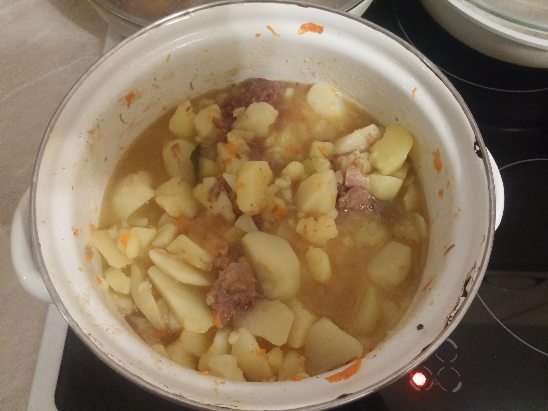 Картофель тушеный с тушенкой в кастрюле рецепт фото