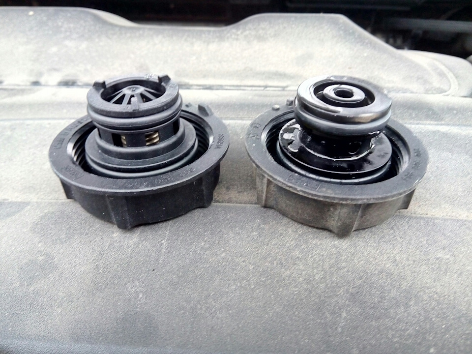 новая слева, старая справа — Ford Focus Wagon III