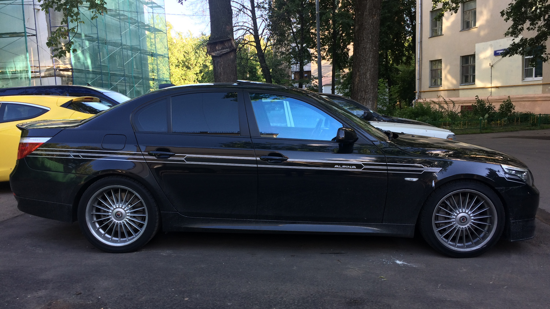 БМВ е60 Альпина в5. BMW m5 e60 Alpina. BMW 5 e60 Alpina. BMW e60 диски Alpina.