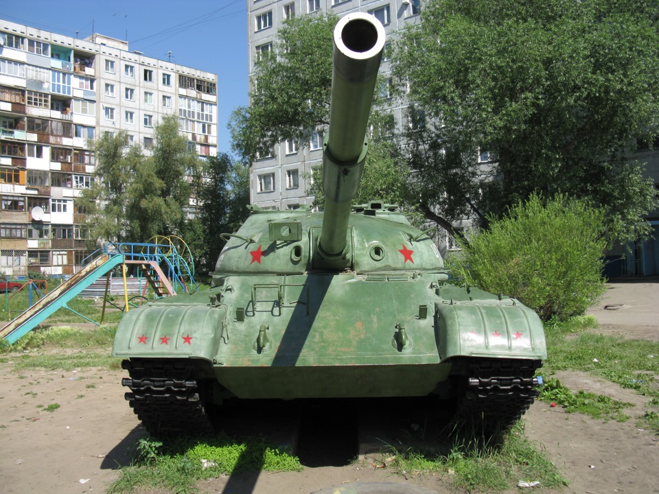 Купить танк в омске. Танк т-62 Омск. Танк во дворе Омска. Т-62 во дворе в Омске. Танки т80 в Омске.