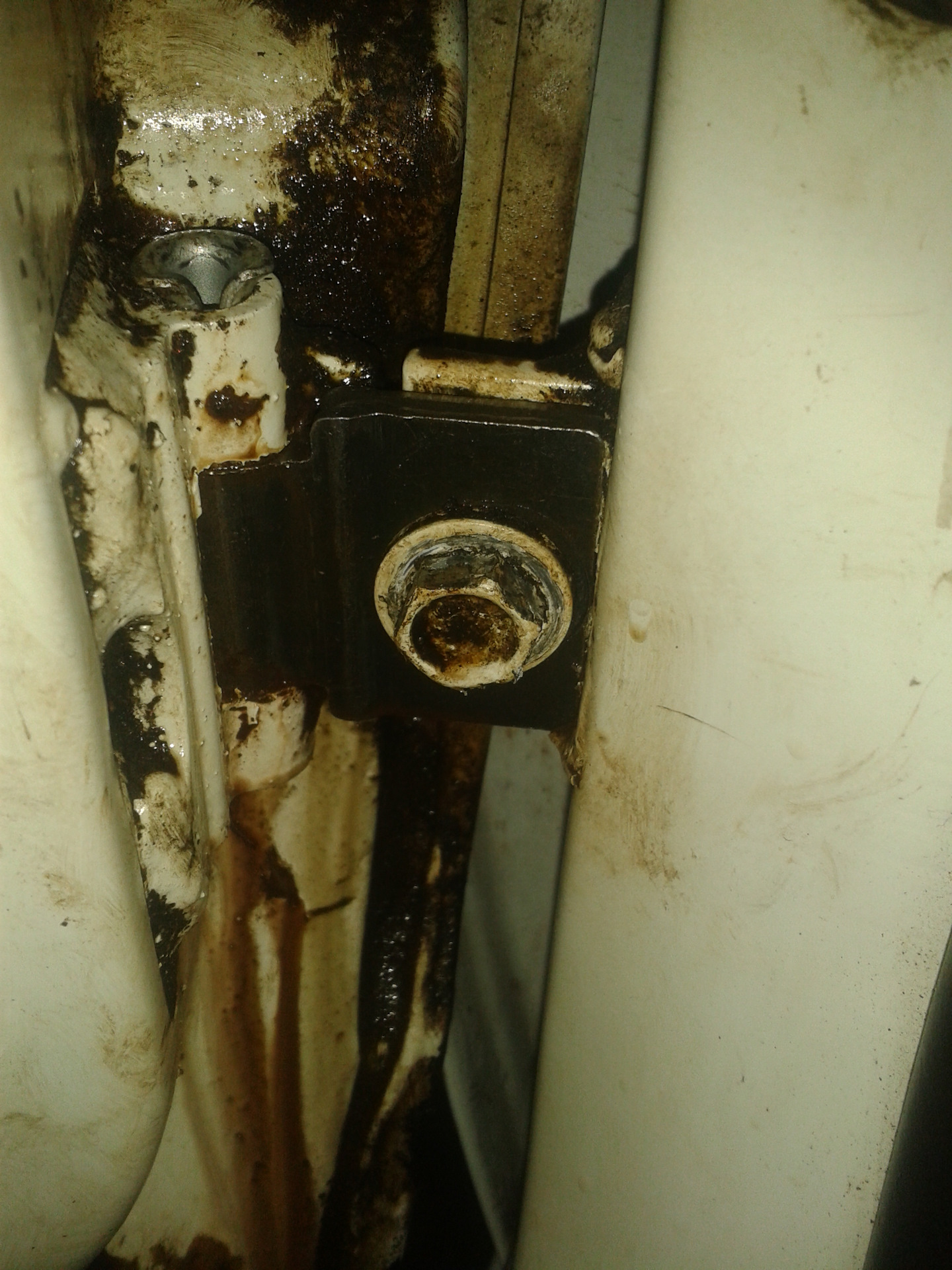 Ремонт дверной петли — Lada Приора седан, 1,6 л, 2011 года | своими ...