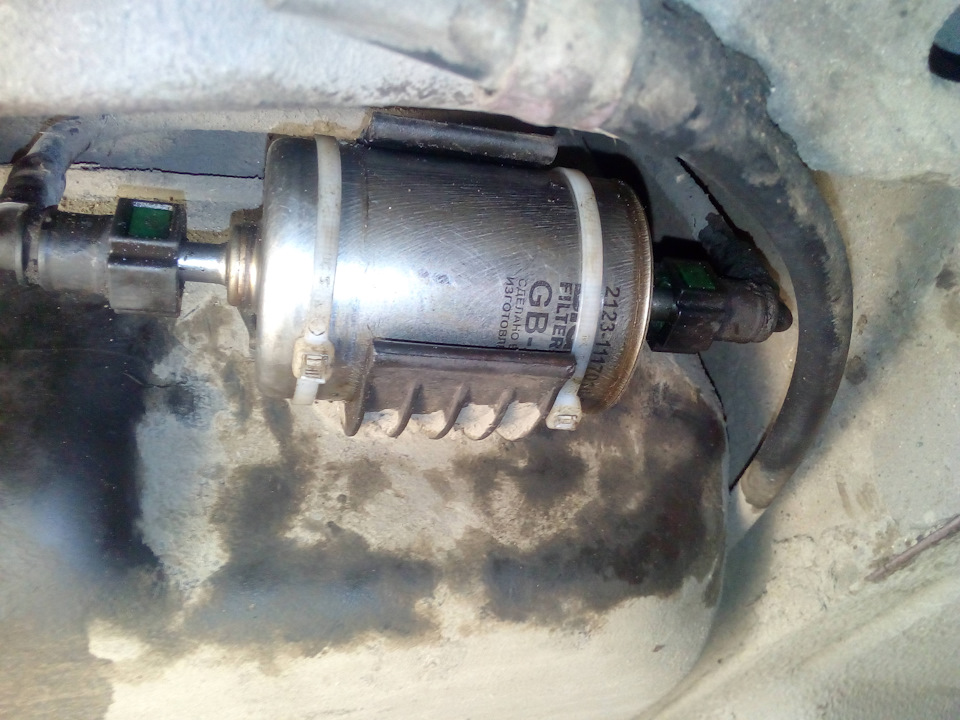 Процесс самостоятельной замены фильтра для подачи топлива в автомобиле Лада Калина