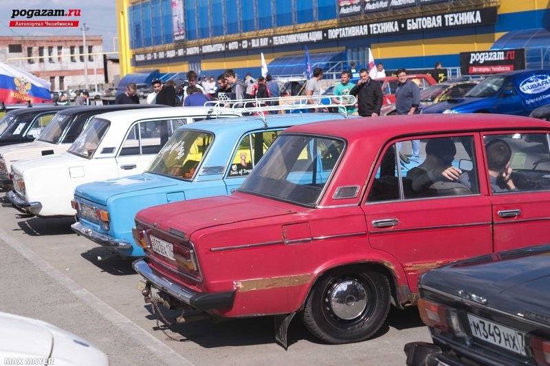 Массовая машина. Автошоу на парковке ТК Московский. 