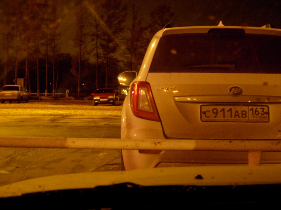 Ночью обзор с места пассажира. Так видит водитель леворукой Максимы. Стою чуть левее за впереди стоящей машиной — Nissan Cefiro (A32)