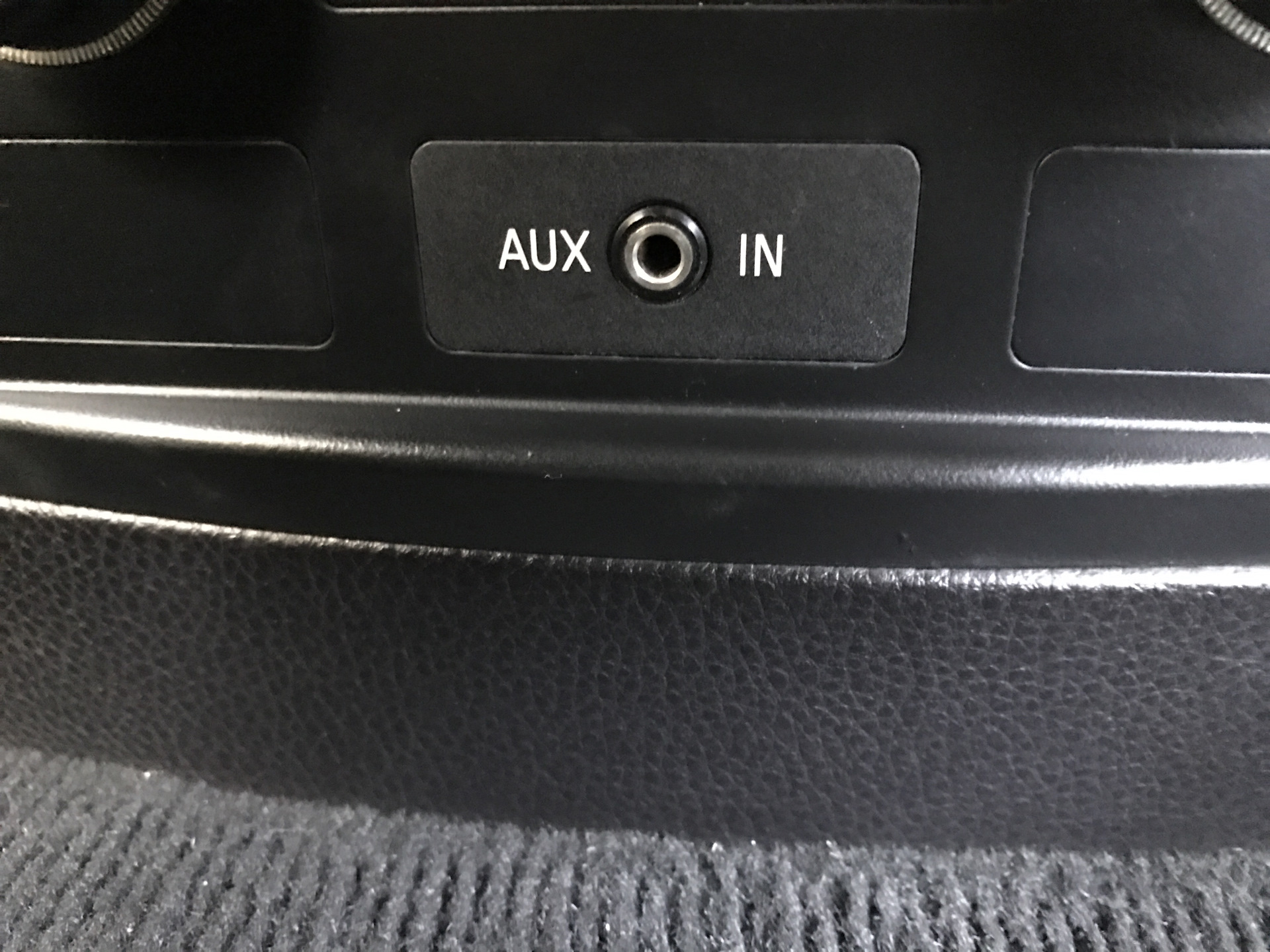 Aux bmw e60 где находится