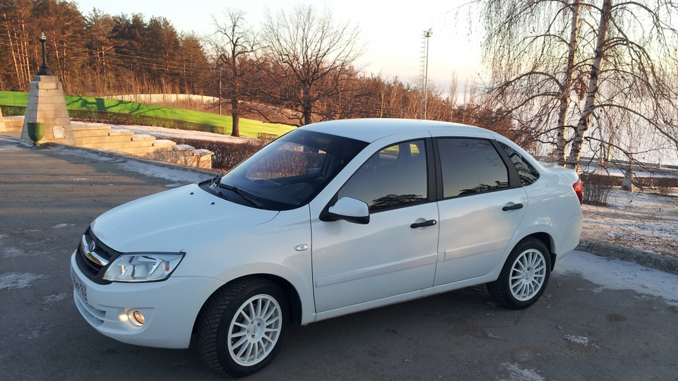 Как выглядит белая гранта Lada Гранта 1.6 бензиновый 2012 на DRIVE2