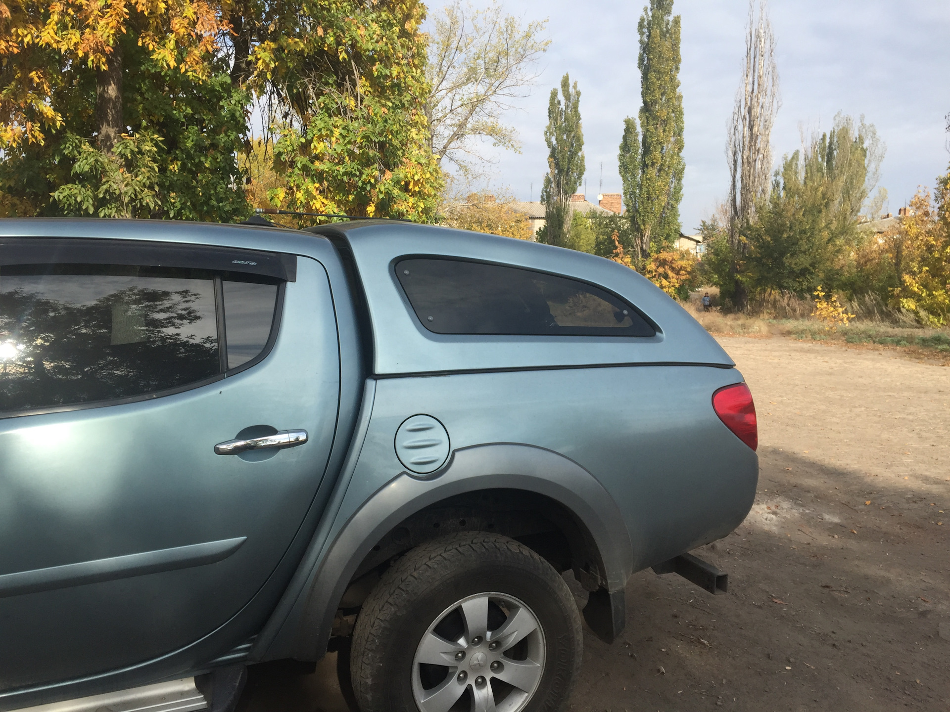 Кунг на митсубиси л200. Кунг Митсубиси л200. Mitsubishi l200 с кунгом. Mitsubishi l200 серо матовая. Митсубиси л200 4 поколение с кунгом.