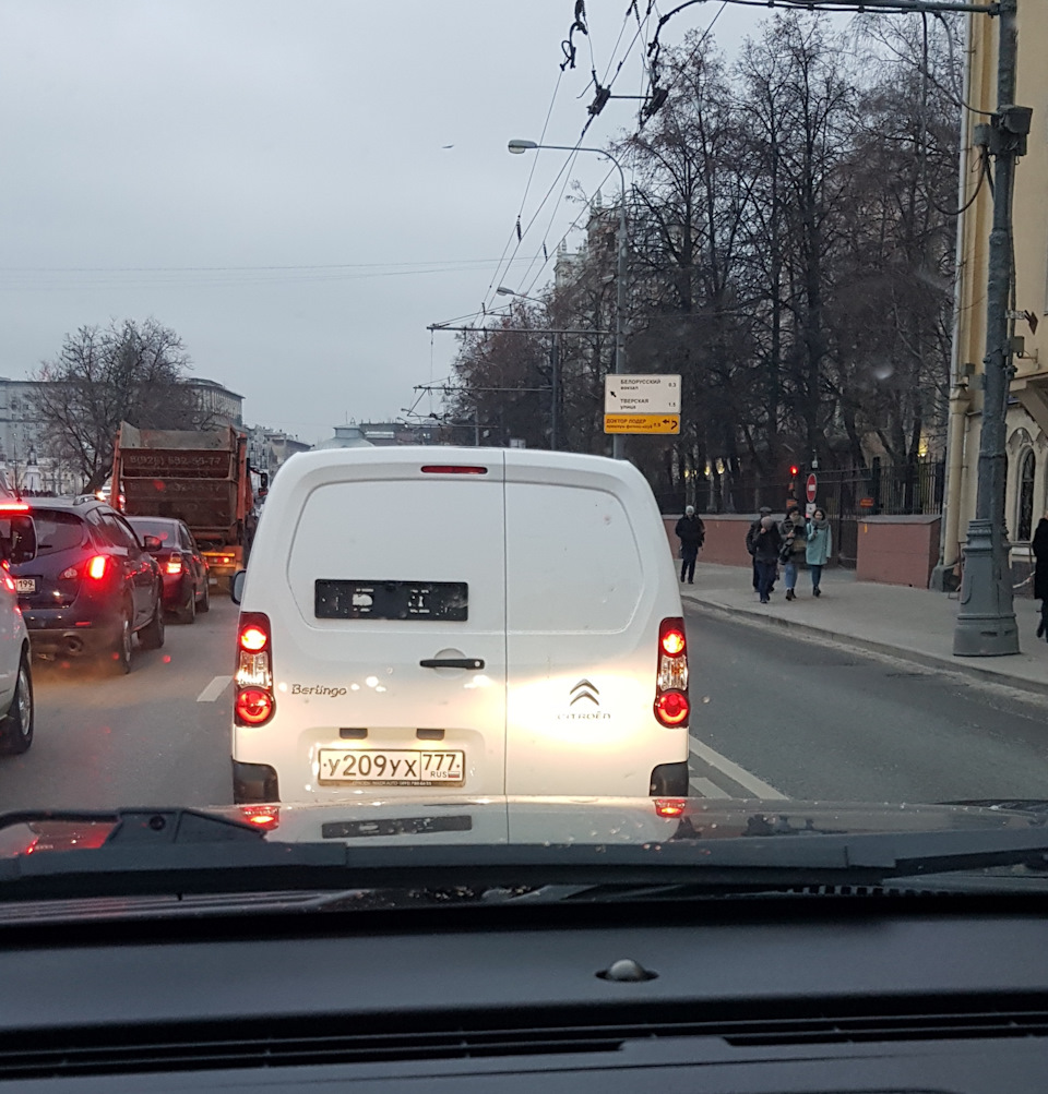 Эх, если бы придумали какой-нибудь способ более удобно закрепить камеру… —  Сообщество «Музей Bullshit-тюнинга» на DRIVE2