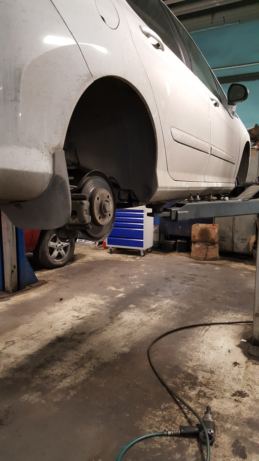 Замена передних и задних колодок на TRW — Peugeot 308 (1G), 1,6 л, 2010 ...