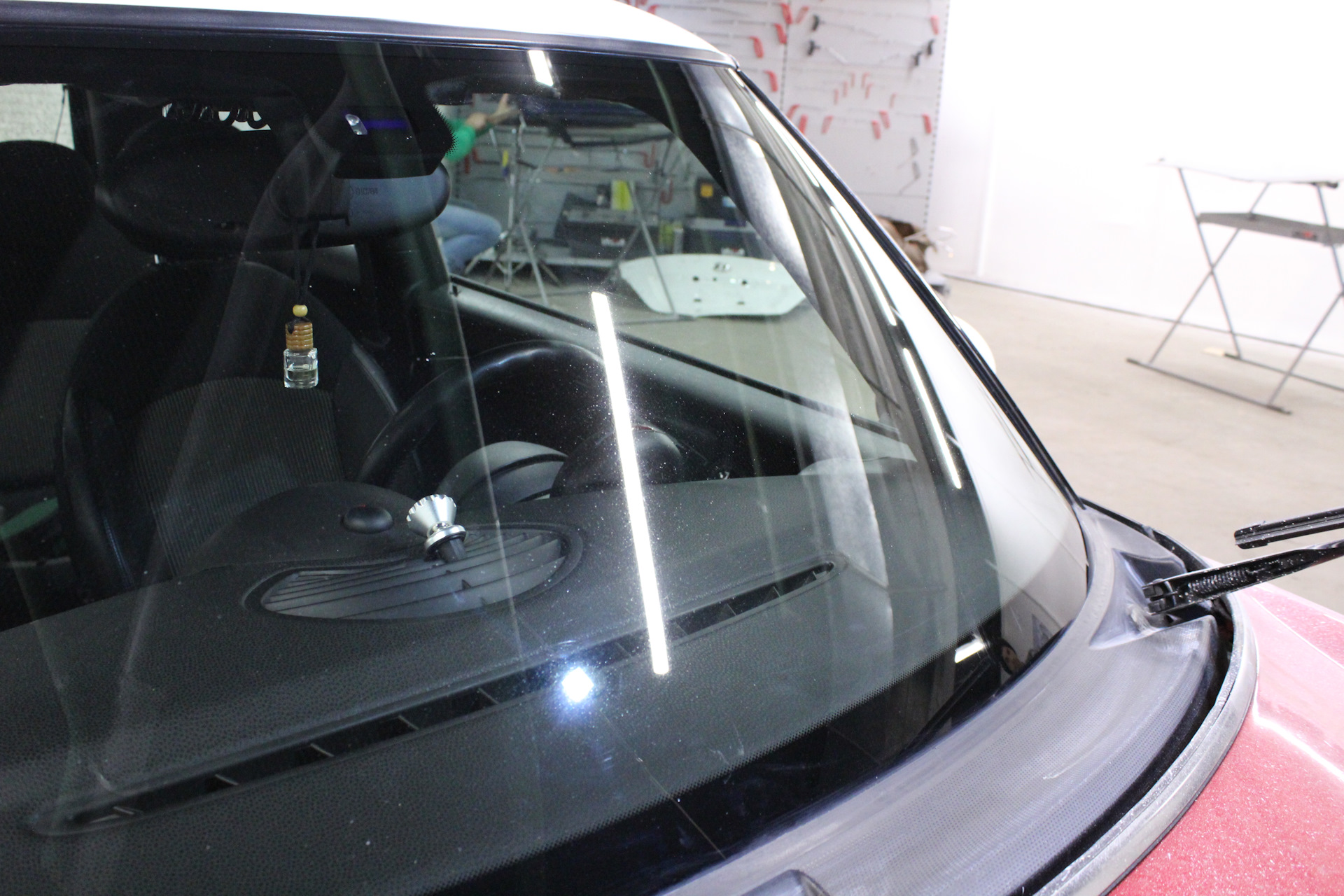 Шлифовка стекла автомобиля. Мини Купер с лобового стекла. Лобовое стекло на мини Купер 2007 года. Полировка лобового стекла. Полировка автостекол.